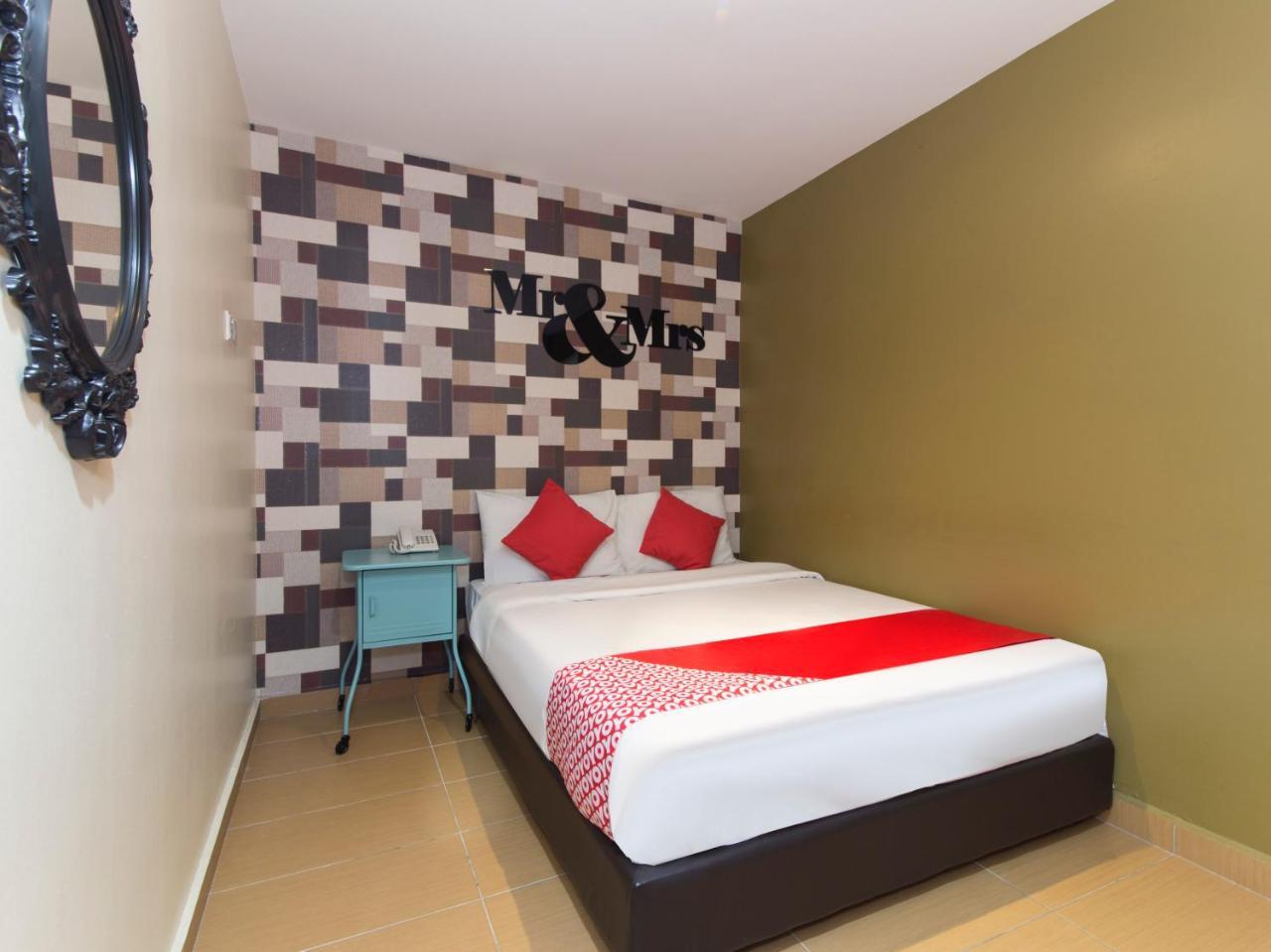 Oyo 604 Hotel Est Equine Park Сері-Кембанган Екстер'єр фото