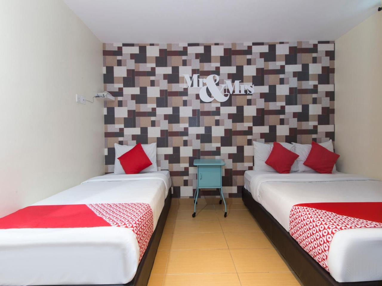 Oyo 604 Hotel Est Equine Park Сері-Кембанган Екстер'єр фото
